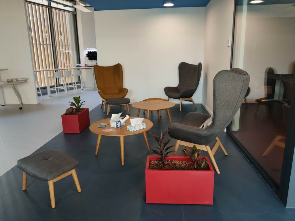 Espace de détente présentant les fauteuils